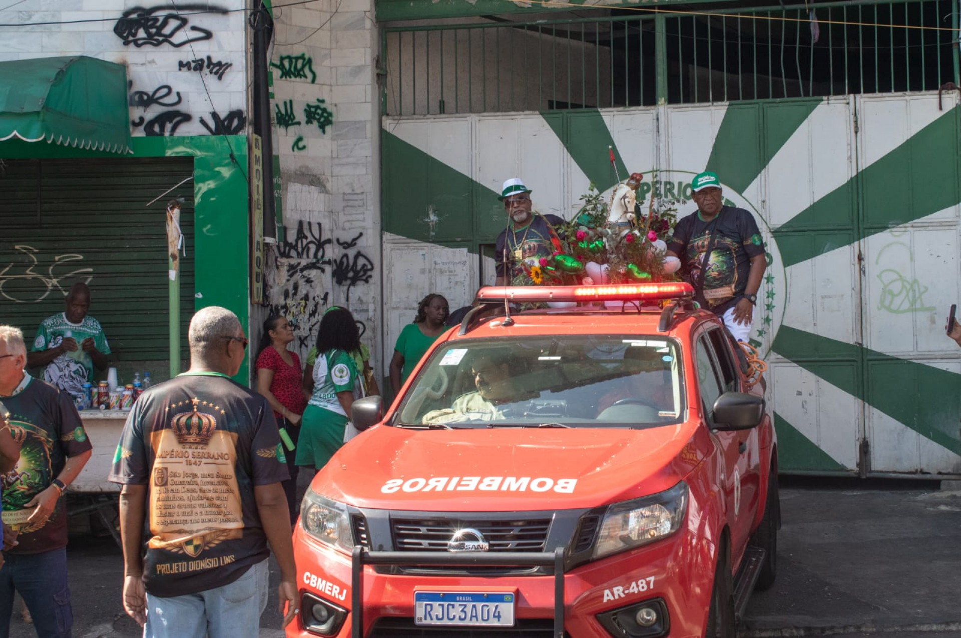 Integrantes do Império Serrano em carreata em homenagem a São Jorge - Érica Martin/Agência O DIA