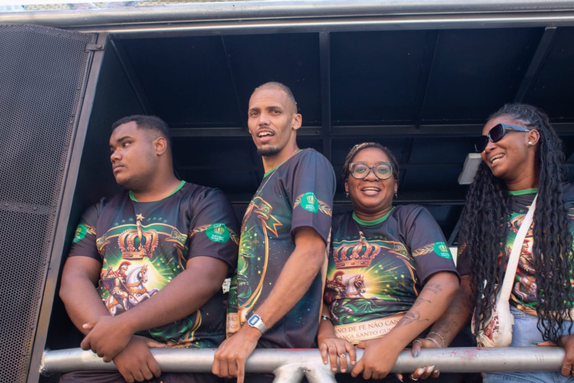 Integrantes do Império Serrano em carreata em homenagem a São Jorge - Érica Martin/Agência O DIA