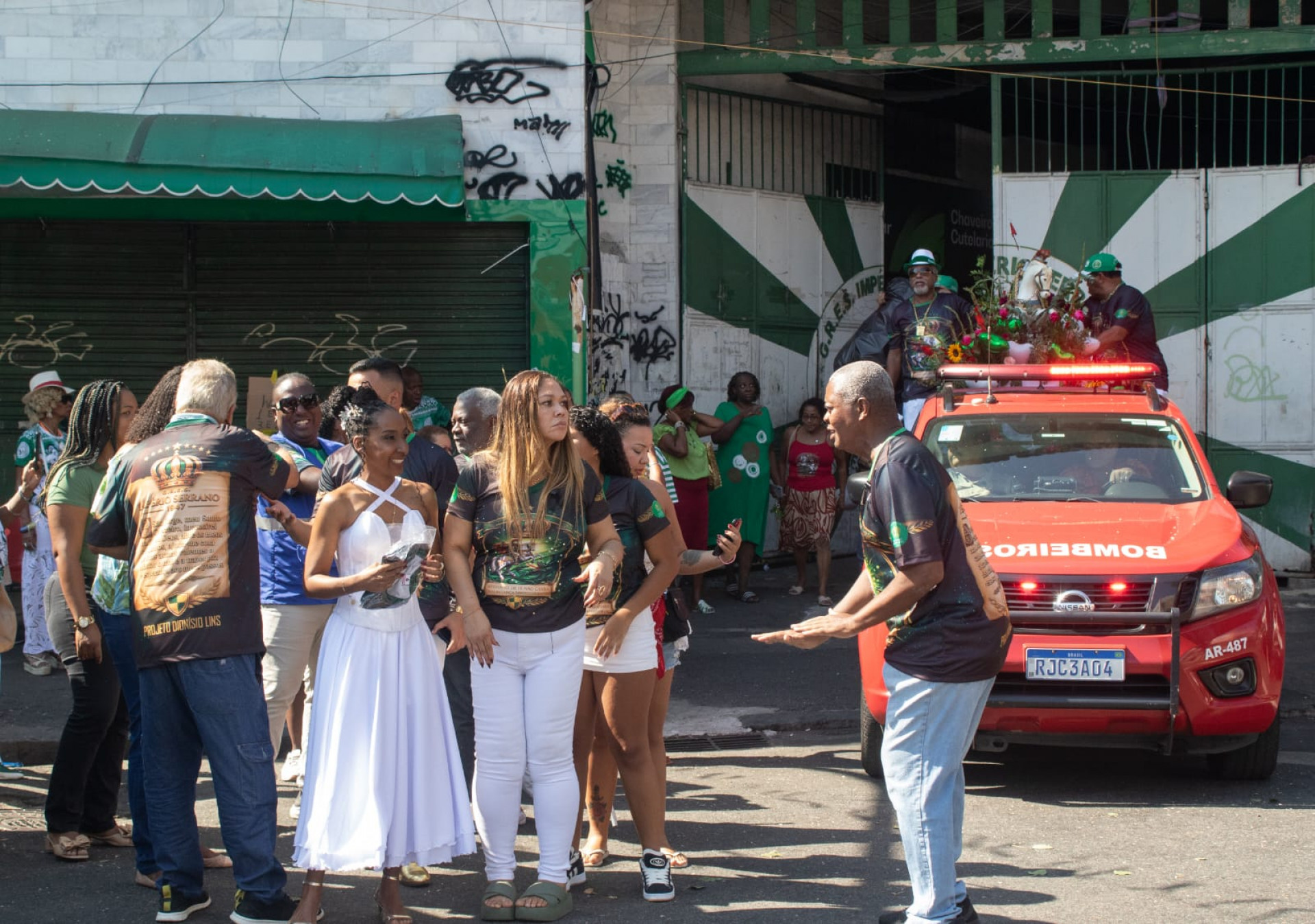 Concentração na quadra do Império Serrano para início da carreata - Érica Martin/Agência O DIA