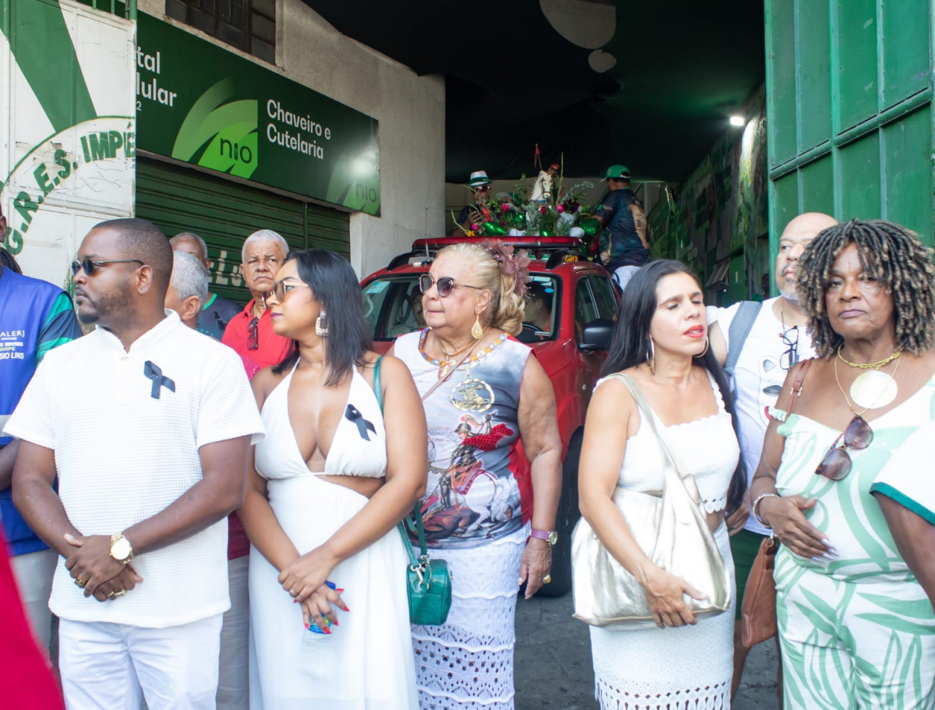 Integrantes do Império Serrano em carreata em homenagem a São Jorge - Érica Martin/Agência O DIA