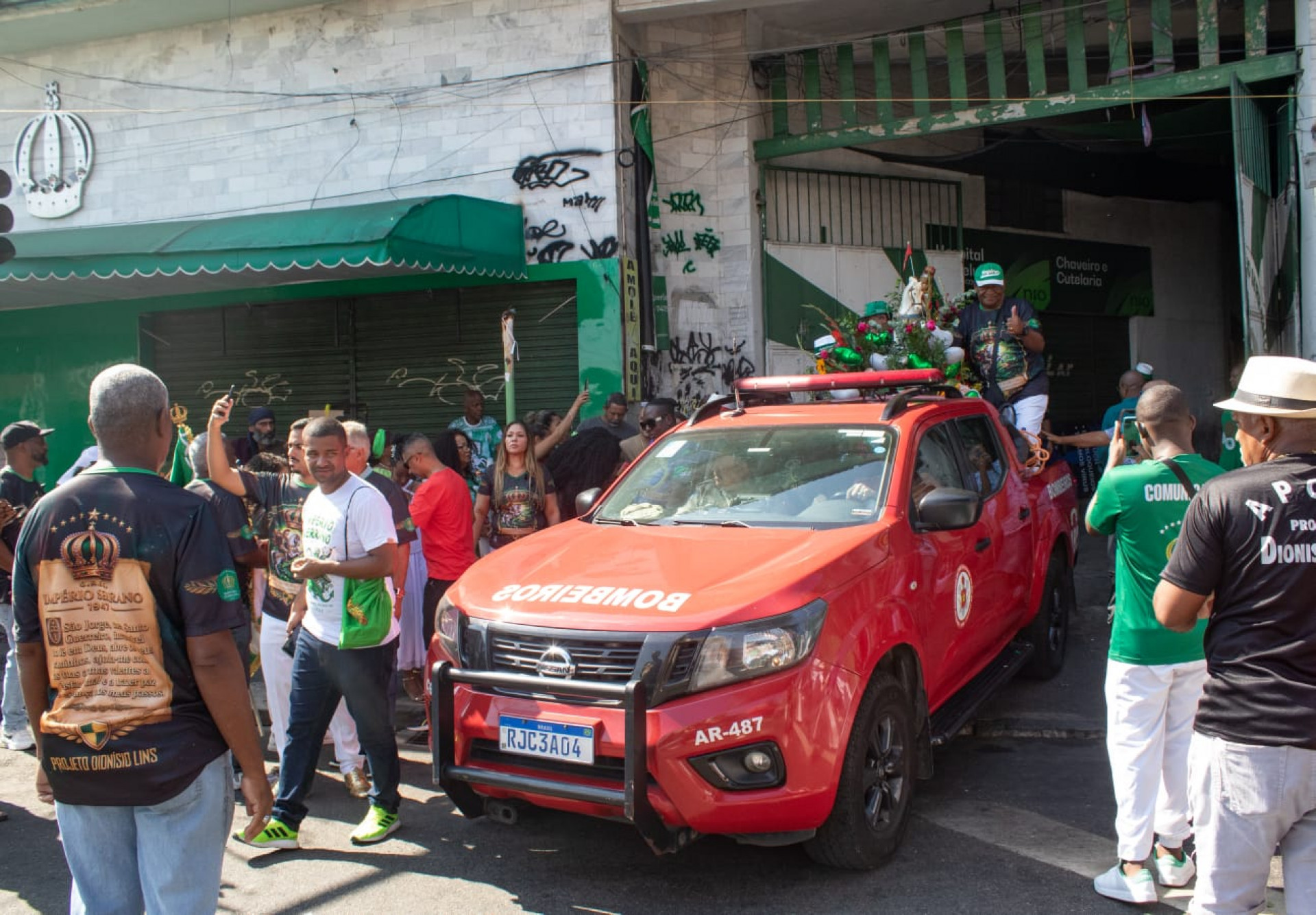 Carreata do Império Serrano percorreu ruas da Zona Norte em homenagem a São Jorge - Érica Martin/Agência O DIA