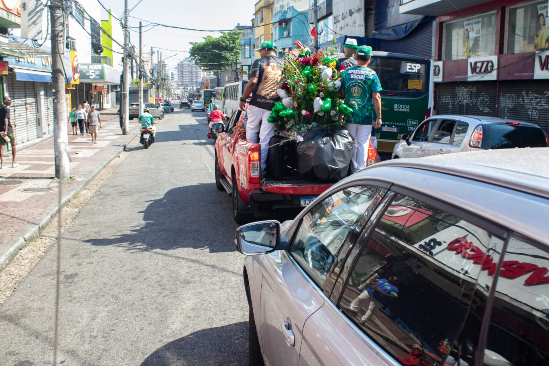 Carreata do Império Serrano percorreu ruas da Zona Norte em homenagem a São Jorge - Érica Martin/Agência O DIA