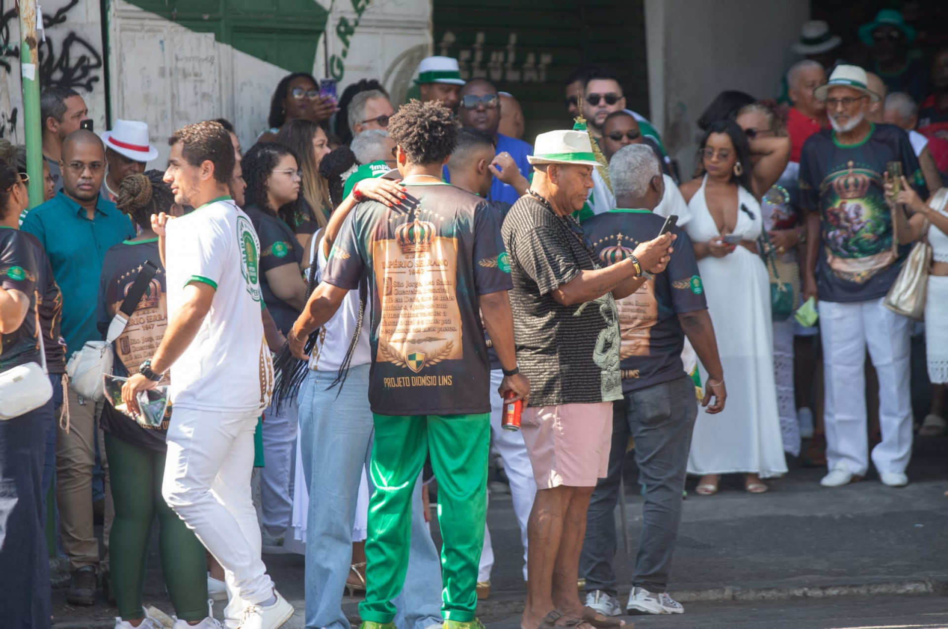 Concentração na quadra do Império Serrano para início da carreata - Érica Martin/Agência O DIA