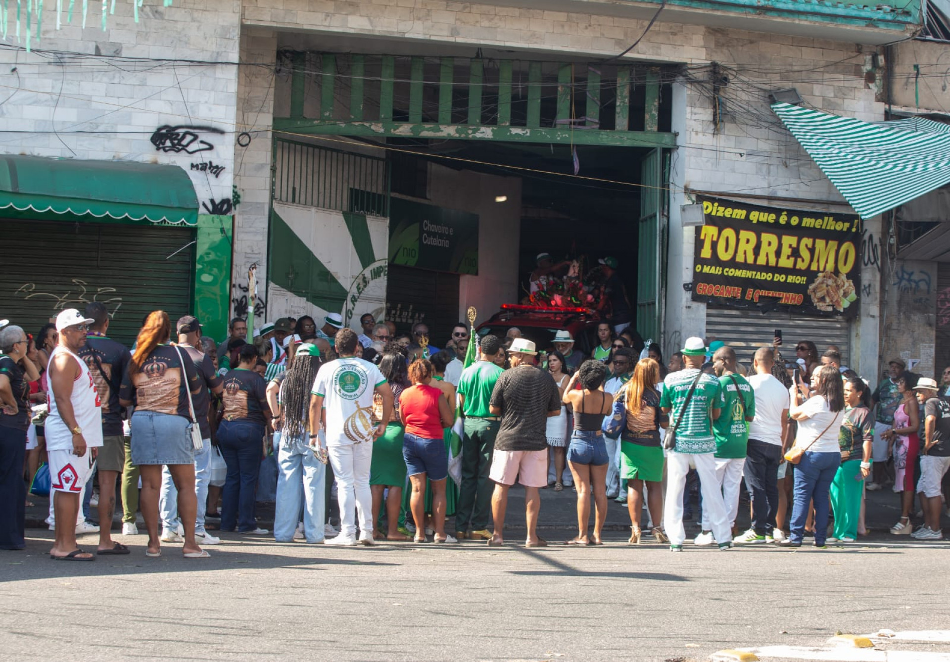 Concentração na quadra do Império Serrano para início da carreata - Érica Martin/Agência O DIA