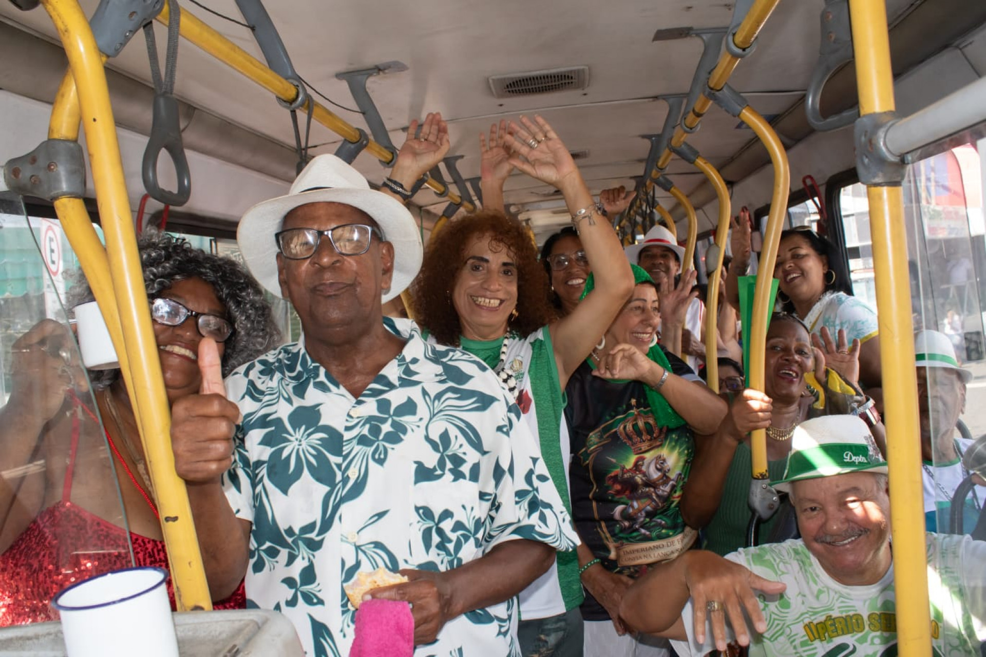 Integrantes do Império Serrano em carreata em homenagem a São Jorge - Érica Martin/Agência O DIA