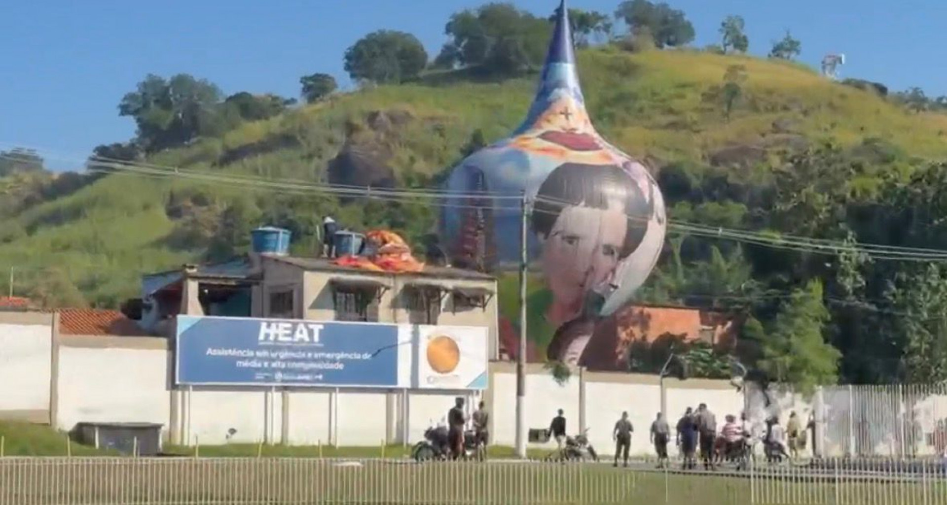 Vídeo: balão cai em hospital e provoca pânico em São Gonçalo
