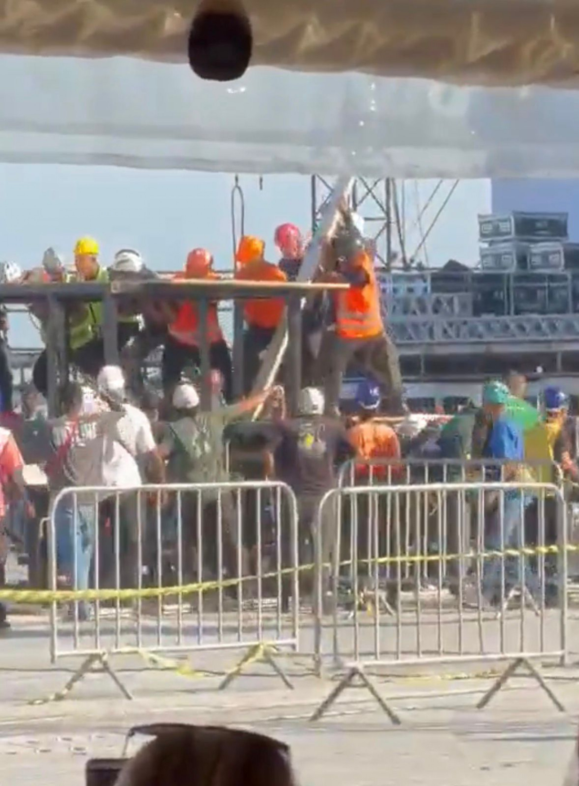 Colegas do operário ajudaram a soltá-lo da estrutura do palco