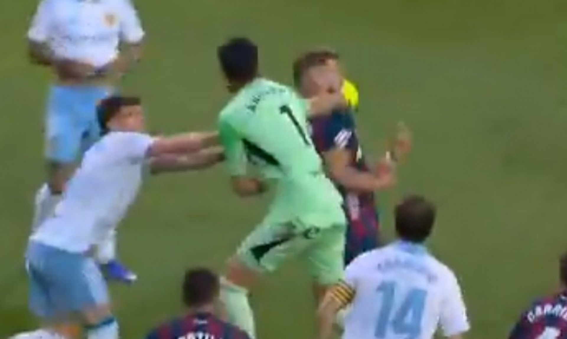 Ex-goleiro do Boca perde a cabeça, acerta soco em rival em clássico contra degola na Espanha