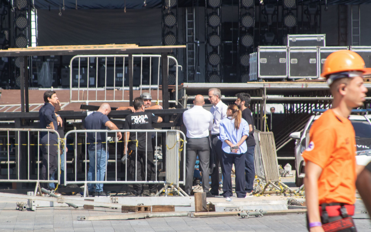 Perícia no local onde o operário Gabriel de Jesus Firmino, de 28 anos, faleceu durante a montagem do palco para o show da Shakira, na Praia de Copacabana, Zona Sul do Rio de Janeiro, na tarde deste domingo (26).  - Érica Martin/Agência O Dia