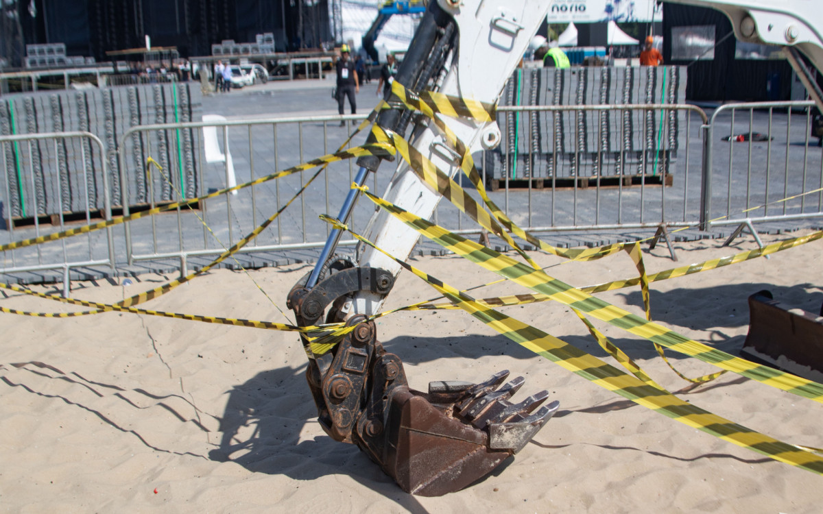 Perícia no local onde o operário Gabriel de Jesus Firmino, de 28 anos, faleceu durante a montagem do palco para o show da Shakira, na Praia de Copacabana, Zona Sul do Rio de Janeiro, na tarde deste domingo (26).  - Érica Martin/Agência O Dia