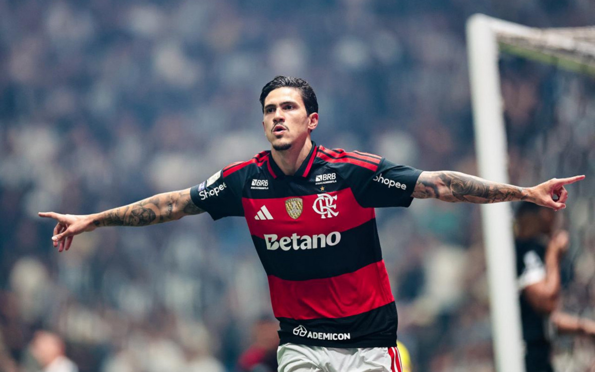 Pedro comemora um de seus gols contra o Atlético-MG na Arena MRV