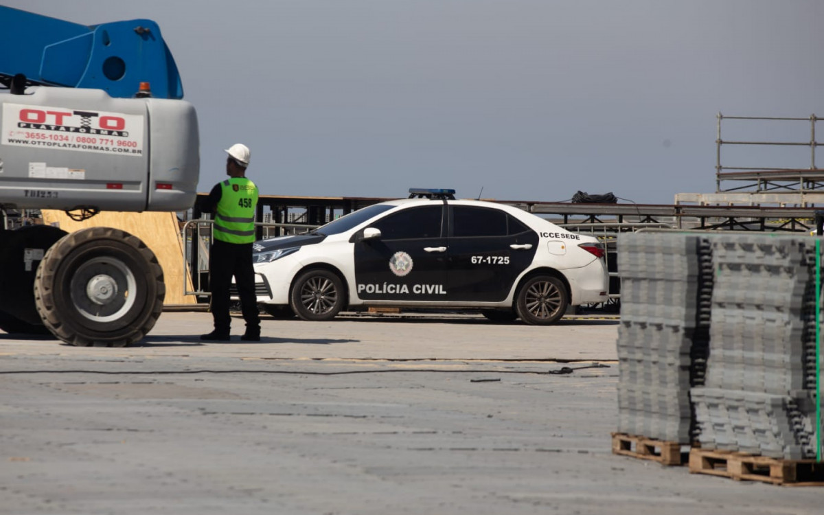 Viaturas da Pol&iacute;cia Civil na montagem do palco em Copacabana, na Zona Sul