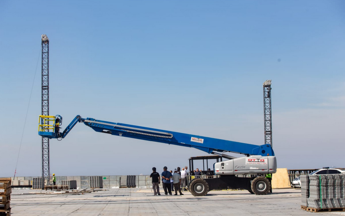 Equipes usaram uma plataforma elevat&oacute;ria para realizar a per&iacute;cia nesta segunda-feira (27)