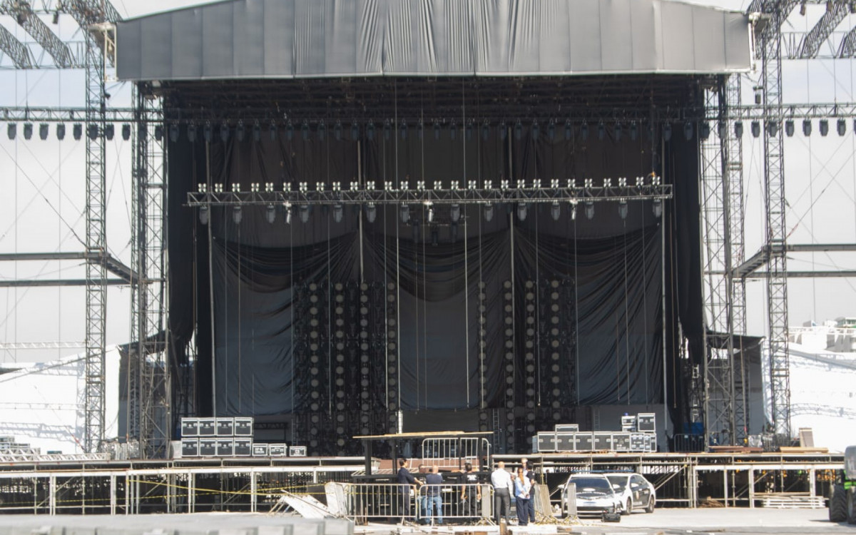 Por conta do trabalho dos policiais, a montagem do palco precisou ser paralisada
