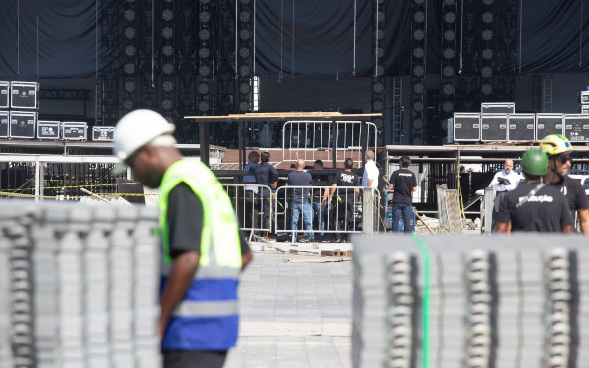 Agentes da Pol&iacute;cia Civil e do Crea-RJ periciaram a montagem do palco em Copacabana, na manh&atilde; desta segunda-feira (27)