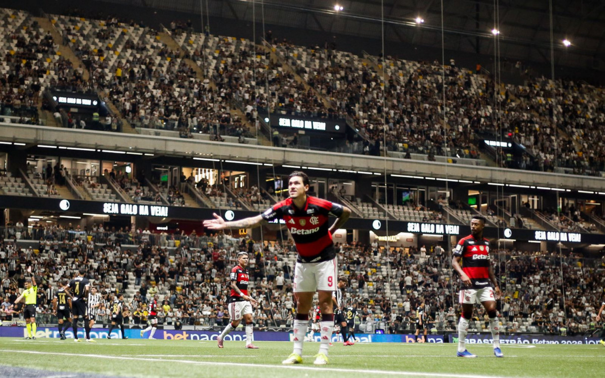 Pedro comemora um dos gols marcados pelo Flamengo na goleada sobre o Atlético-MG