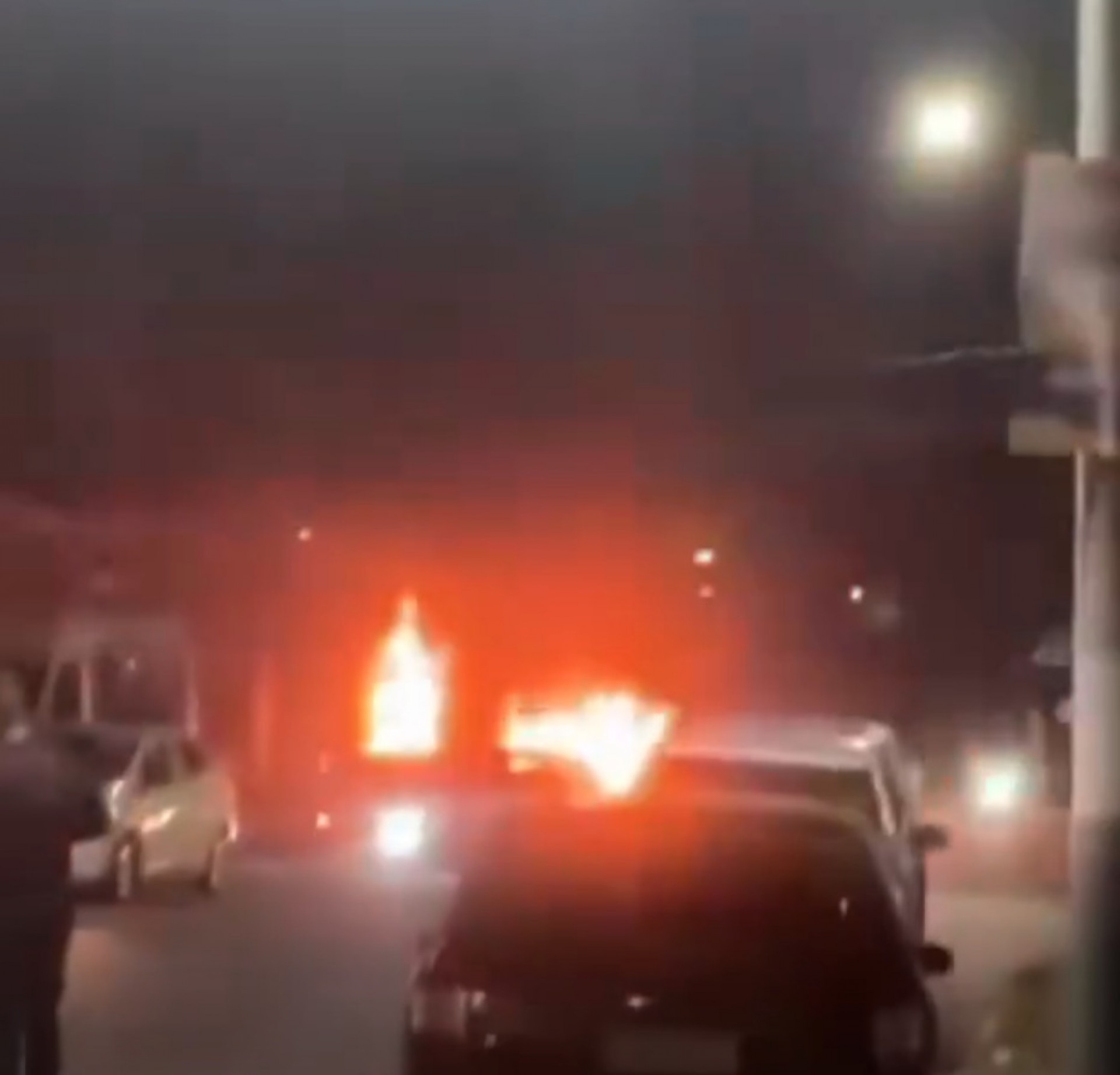 Vídeo: operação em Belford Roxo tem dois baleados e ônibus incendiado