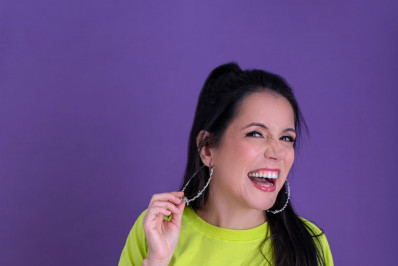 Humorista de Niterói que viralizou falando ao contrário estreia show