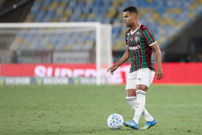 Alisson sai do banco, dá passe para gol e é decisivo na vitória do Fluminense