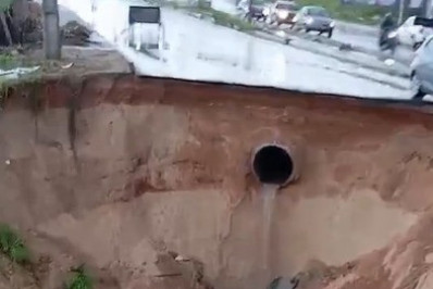 Vídeo: Cratera se abre em rodovia e deixa uma pessoa morta