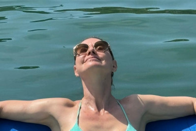 Longe das novelas, Lavinia Vlasak surge em viagem com amigas 