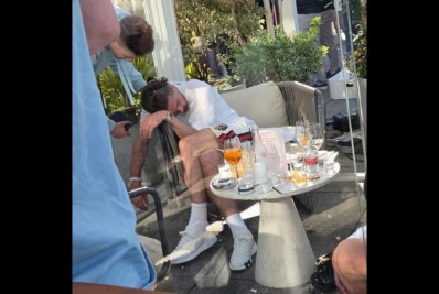 Ex-Manchester City, Grealish é flagrado dormindo em festa na Inglaterra