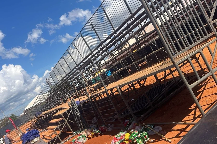 Arquibancada cede durante rodeio no DF e deixa três feridos