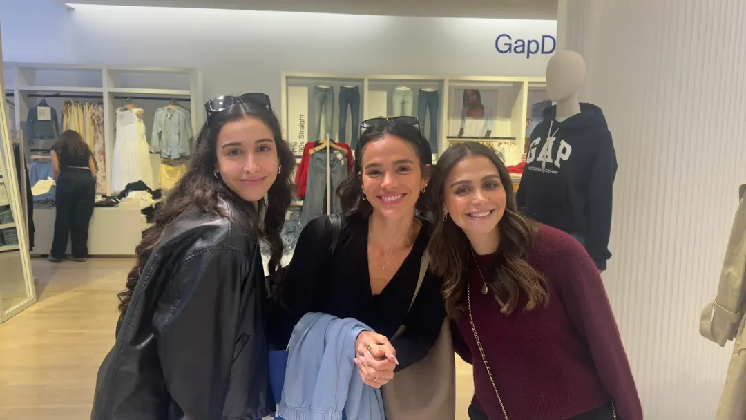 Bruna Marquezine é reconhecida por fãs nos Estados Unidos e Shawn Mendes vira fotógrafo