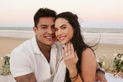 Influenciador Victor Igoh pede Emily Garcia em casamento 