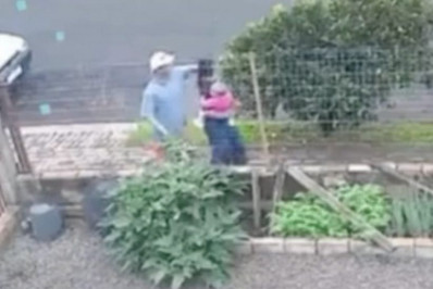 Adolescente é morta a facadas pelo ex-companheiro enquanto caminhava com bebê no colo no PR