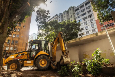 Muro é demolido na Praça Sarah Kubitschek, em Copacabana