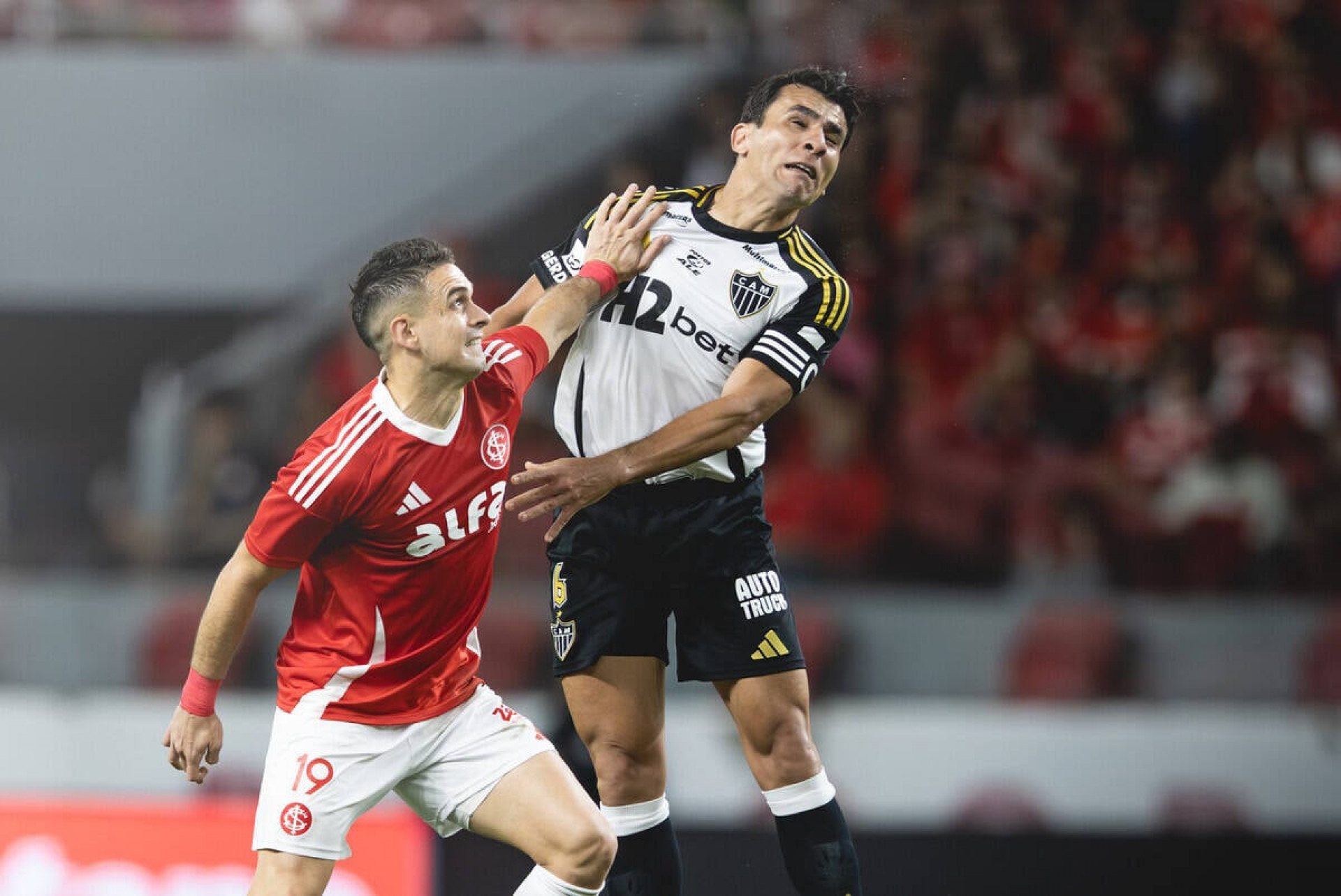 Alerrandro comenta disputa com Borr&eacute; e projeta sequ&ecirc;ncia no ataque do Internacional