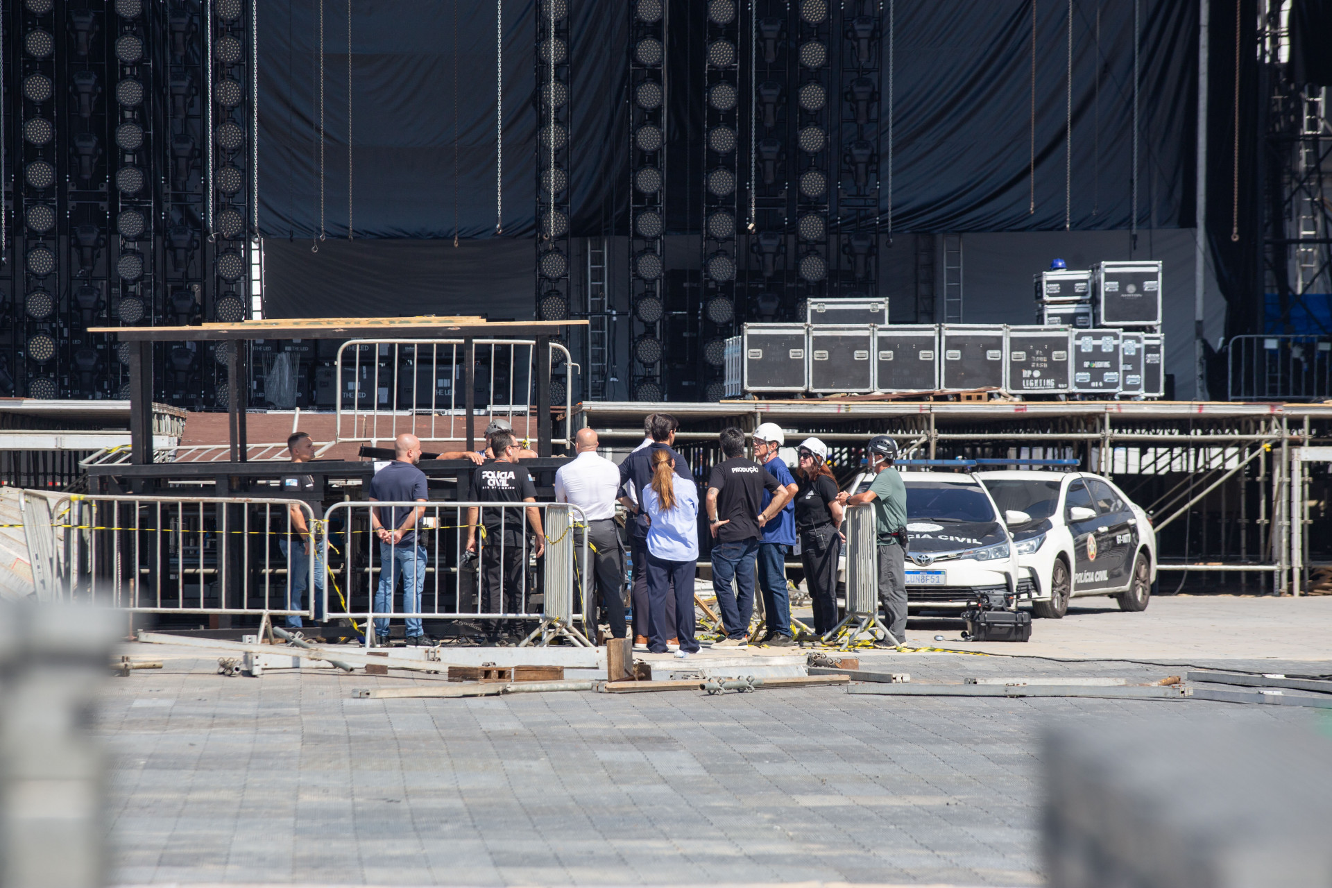Per&iacute;cia no local onde o oper&aacute;rio Gabriel de Jesus Firmino, de 28 anos, faleceu durante a montagem do palco para o show da Shakira, na Praia de Copacabana, Zona Sul do Rio de Janeiro, na tarde deste domingo (26). 