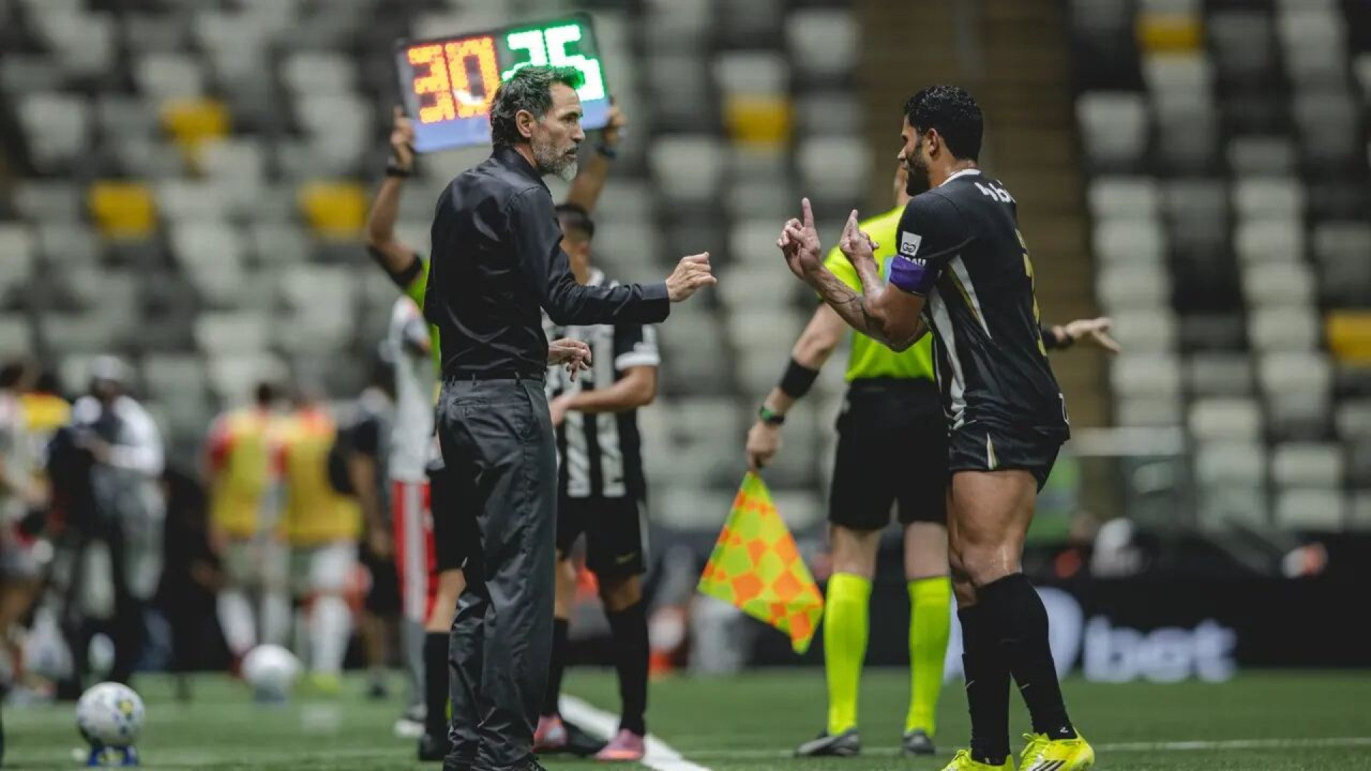 Hulk treina separado, n&atilde;o viaja e aguarda reuni&atilde;o no Atl&eacute;tico