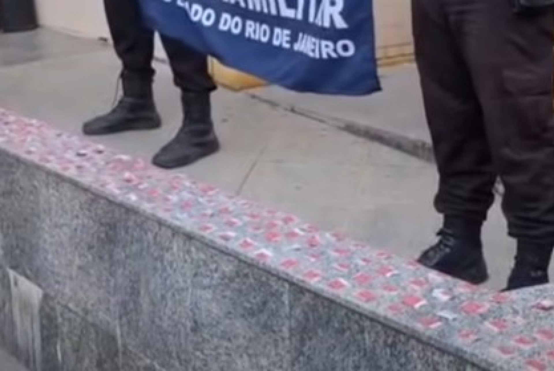 Homem é preso e adolescente apreendido por tráfico de drogas em Três Rios