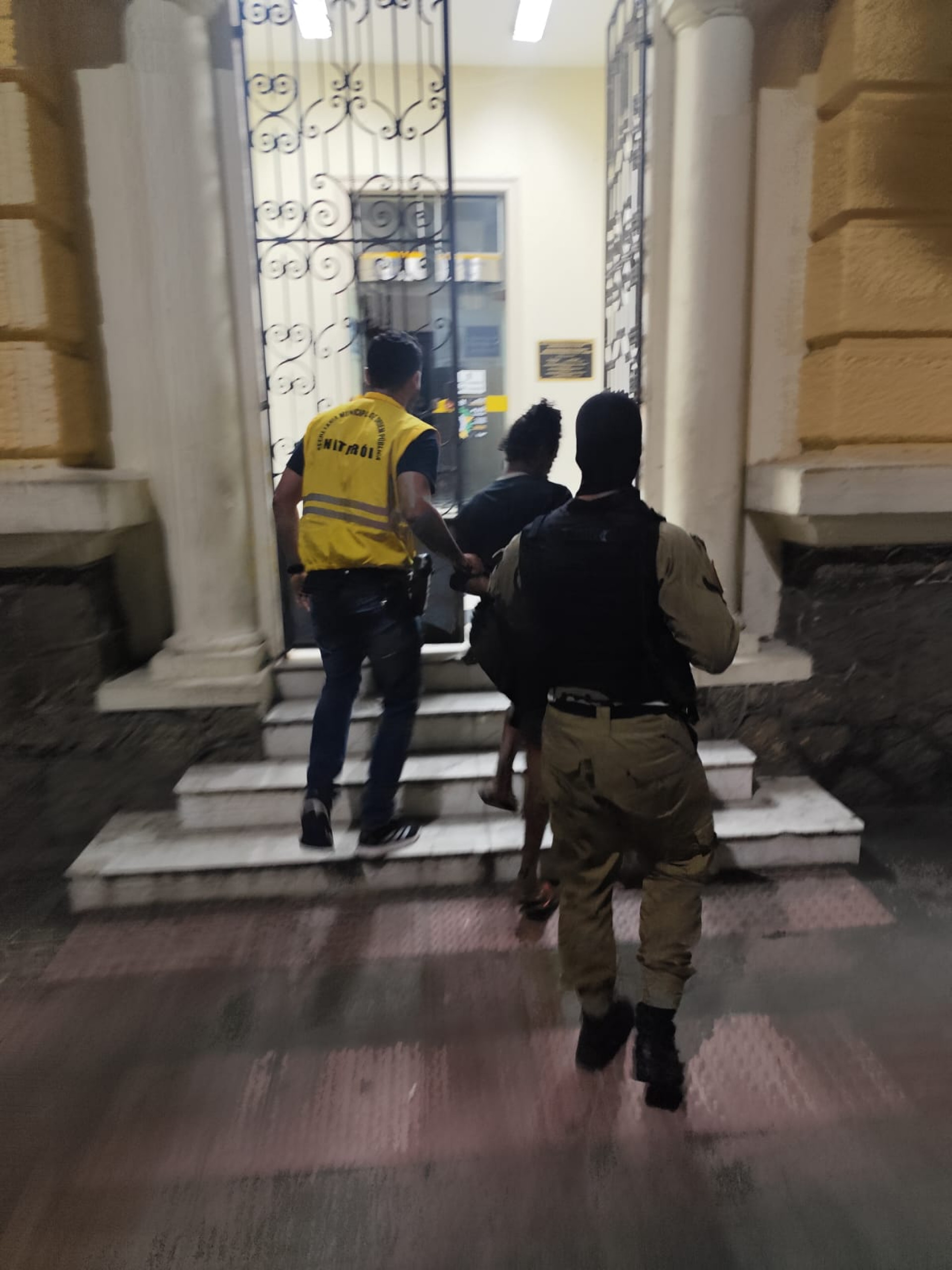 Agentes da Guarda Municipal prendem suspeito de arrombar banca de jornal