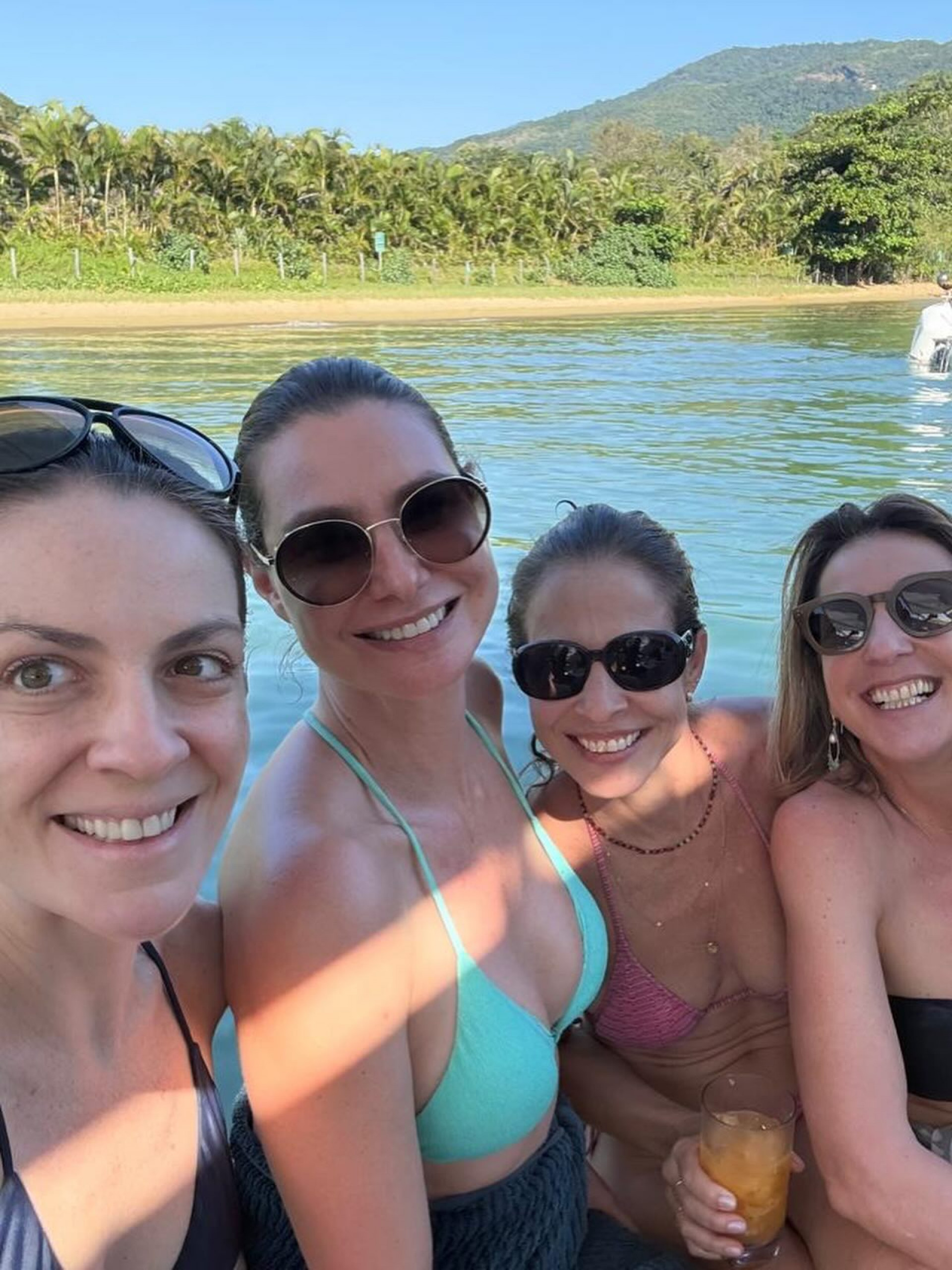 Longe das novelas, Lavinia Vlasak surge em viagem com amigas  - Reprodução Instagram