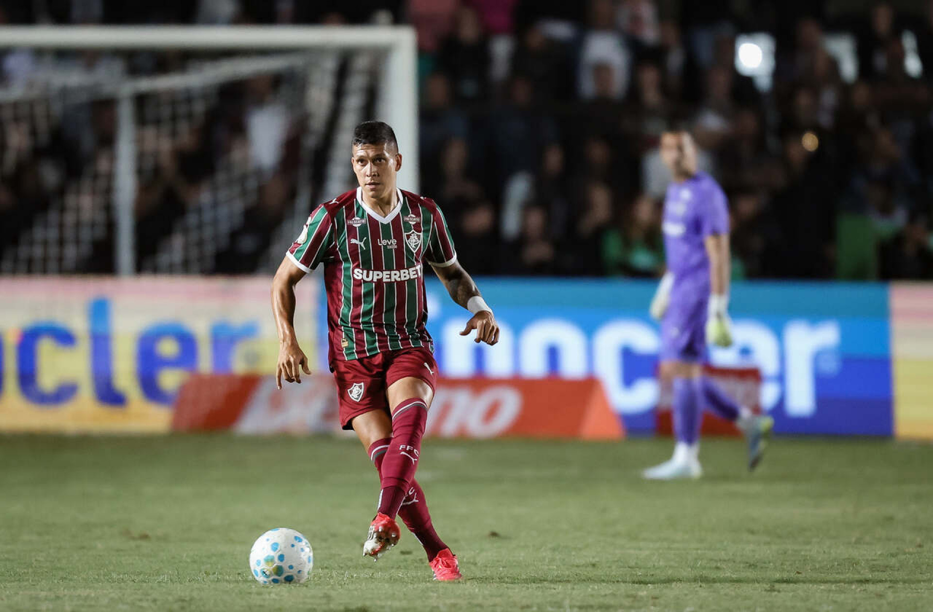 Zagueiro do Fluminense abre o jogo sobre cr&iacute;ticas da torcida e revela ajuda