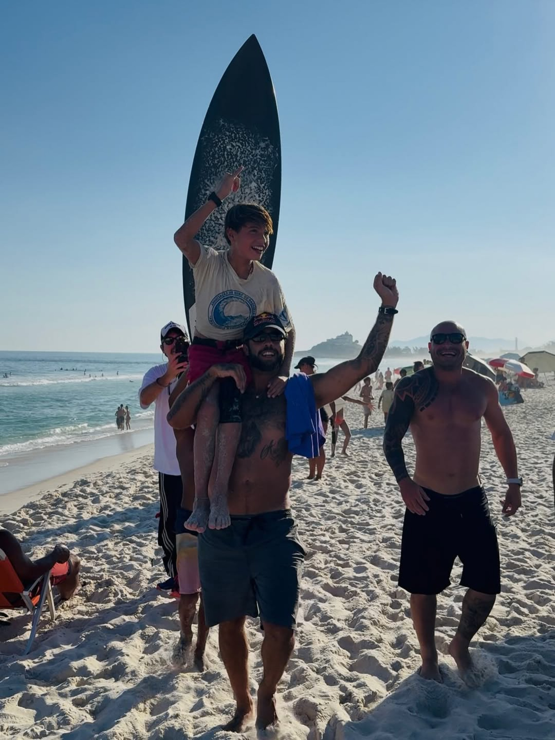Filho de Pedro Scooby e Luana Piovani vence primeiro campeonato de surfe
 - Reprodução / Instagram