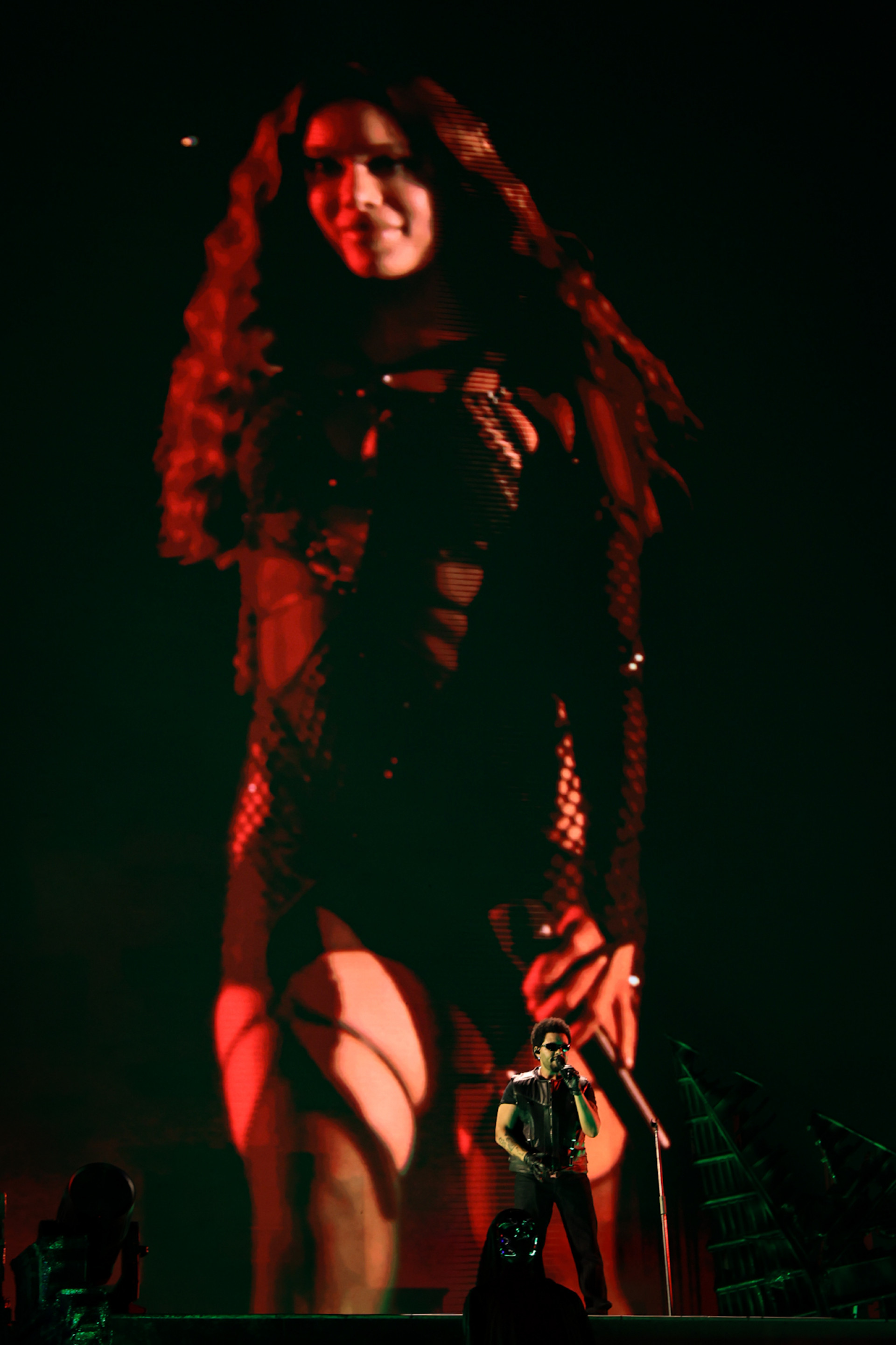  Anitta participa de show de The Weeknd no Engenhão 