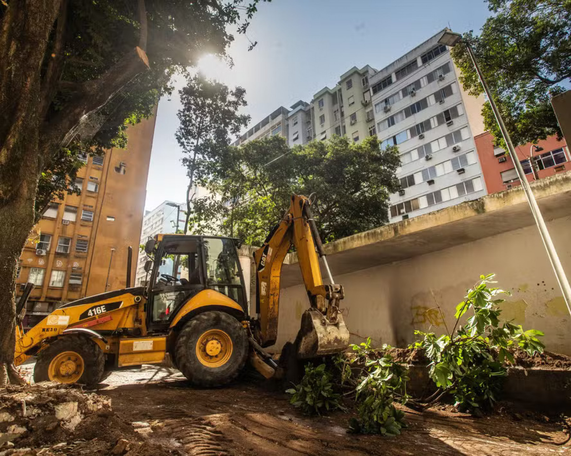 Muro é demolido na Praça Sarah Kubitschek, em Copacabana