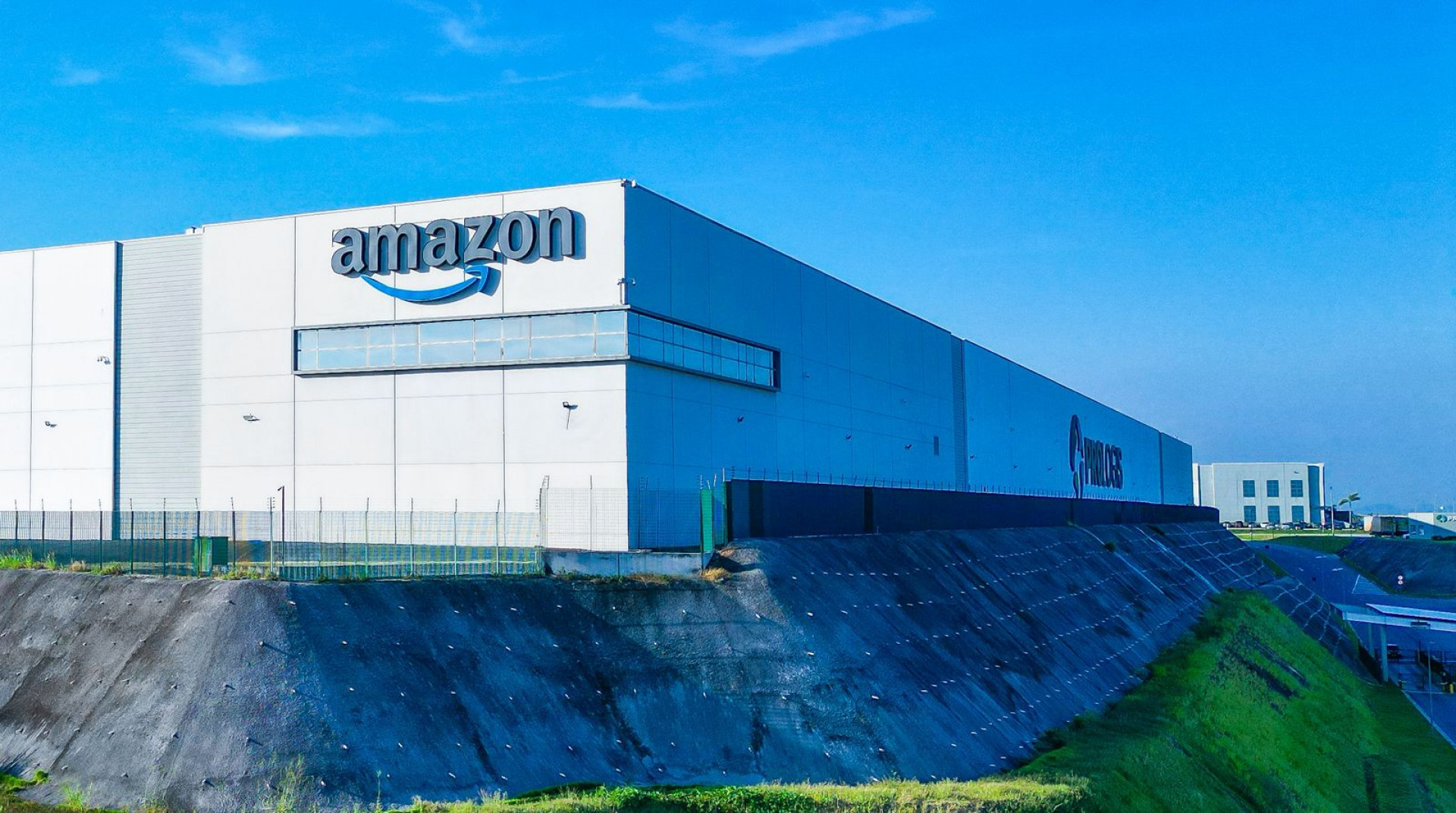 Amazon cumpre condicionantes ambientais e contribui com arborização urbana em São João de Meriti