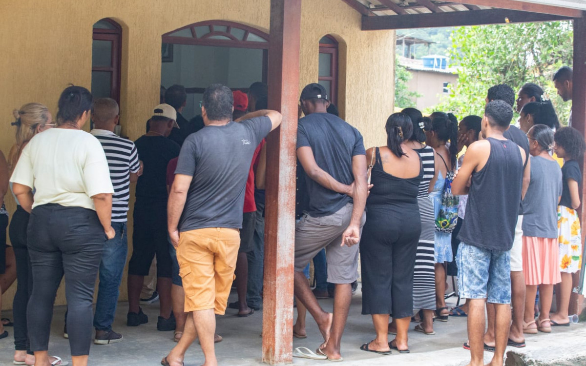 Sepultamento de Gabriel de Jesus, 28 anos, reuniu familiares e amigos no Cemit&eacute;rio Suru&iacute;, em Mag&eacute;