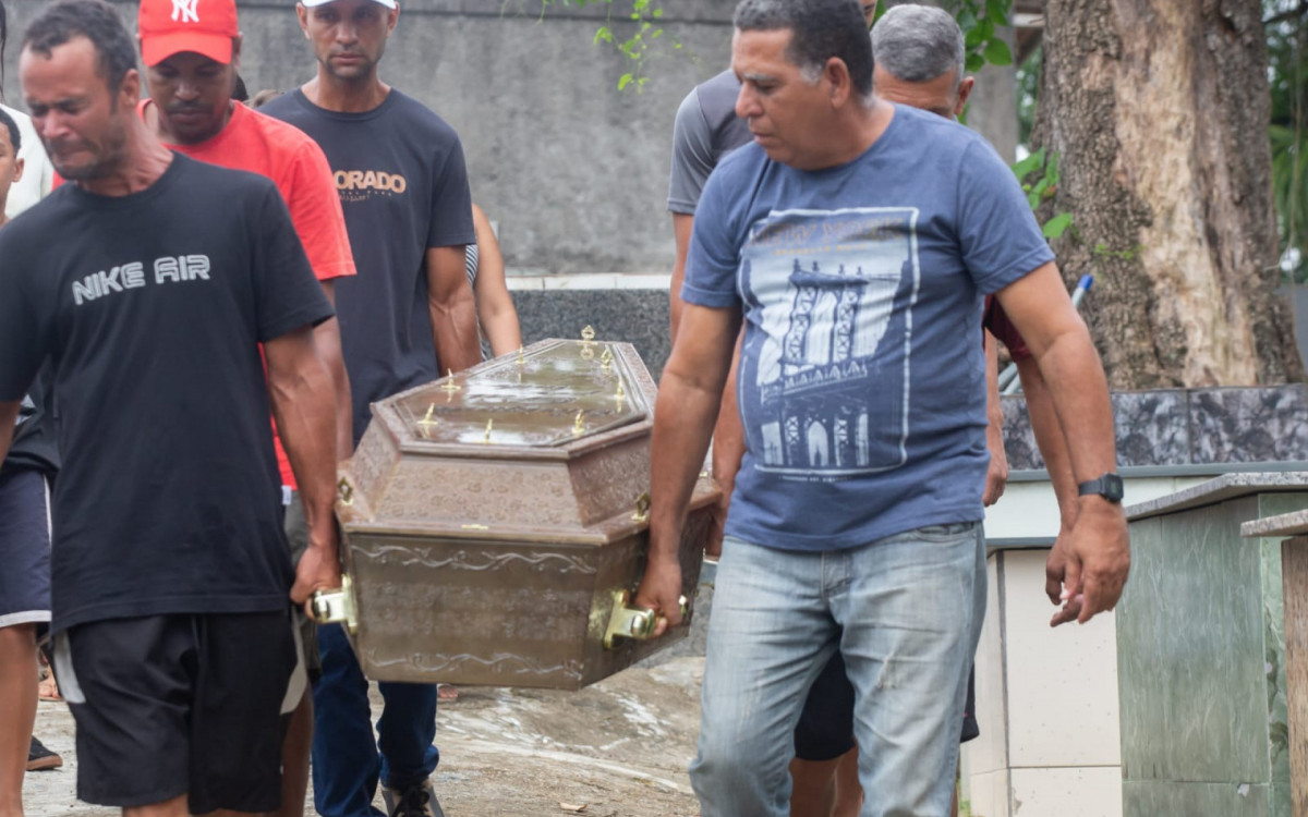 Sepultamento de Gabriel de Jesus, 28 anos, reuniu familiares e amigos no Cemit&eacute;rio Suru&iacute;, em Mag&eacute;