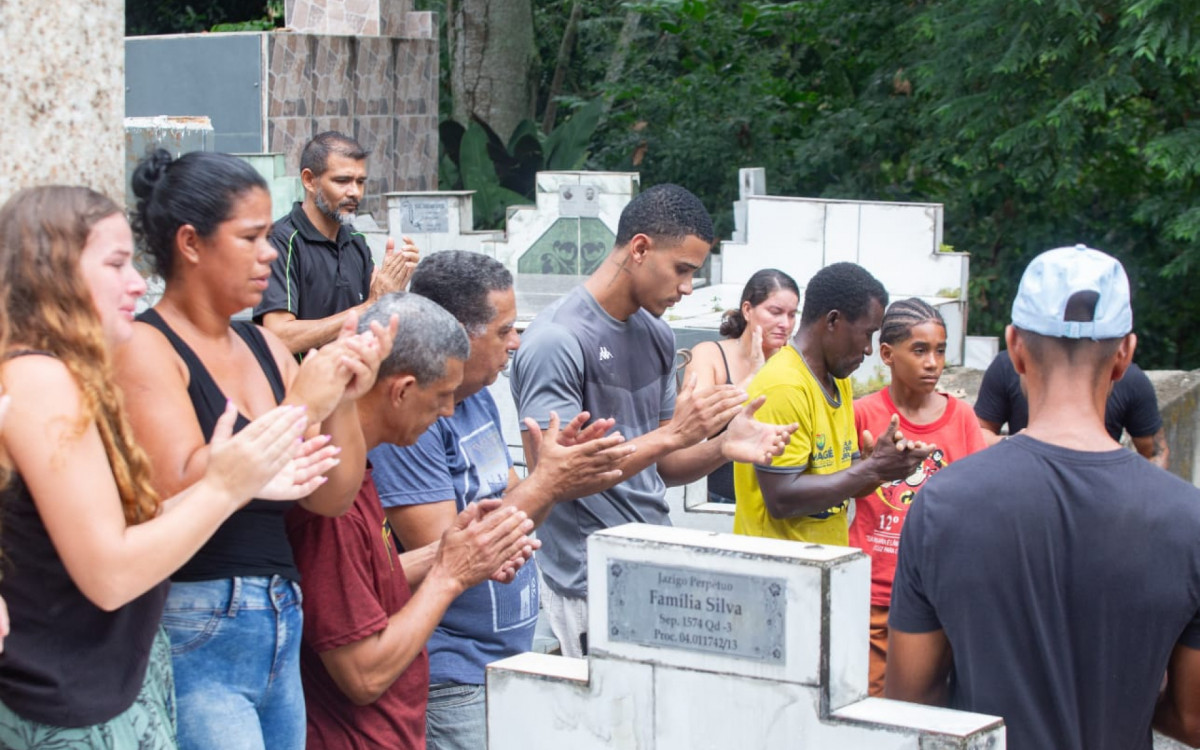 Sepultamento de Gabriel de Jesus, 28 anos, reuniu familiares e amigos no Cemit&eacute;rio Suru&iacute;, em Mag&eacute;