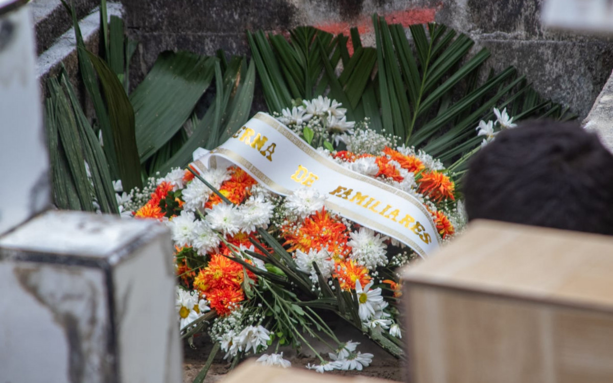 Sepultamento de Gabriel de Jesus, 28 anos, reuniu familiares e amigos no Cemit&eacute;rio Suru&iacute;, em Mag&eacute;