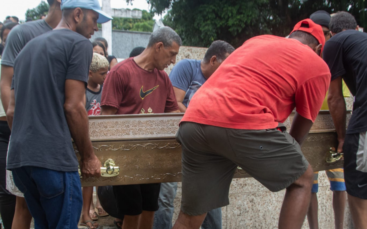 Sepultamento de Gabriel de Jesus, 28 anos, reuniu familiares e amigos no Cemit&eacute;rio Suru&iacute;, em Mag&eacute;