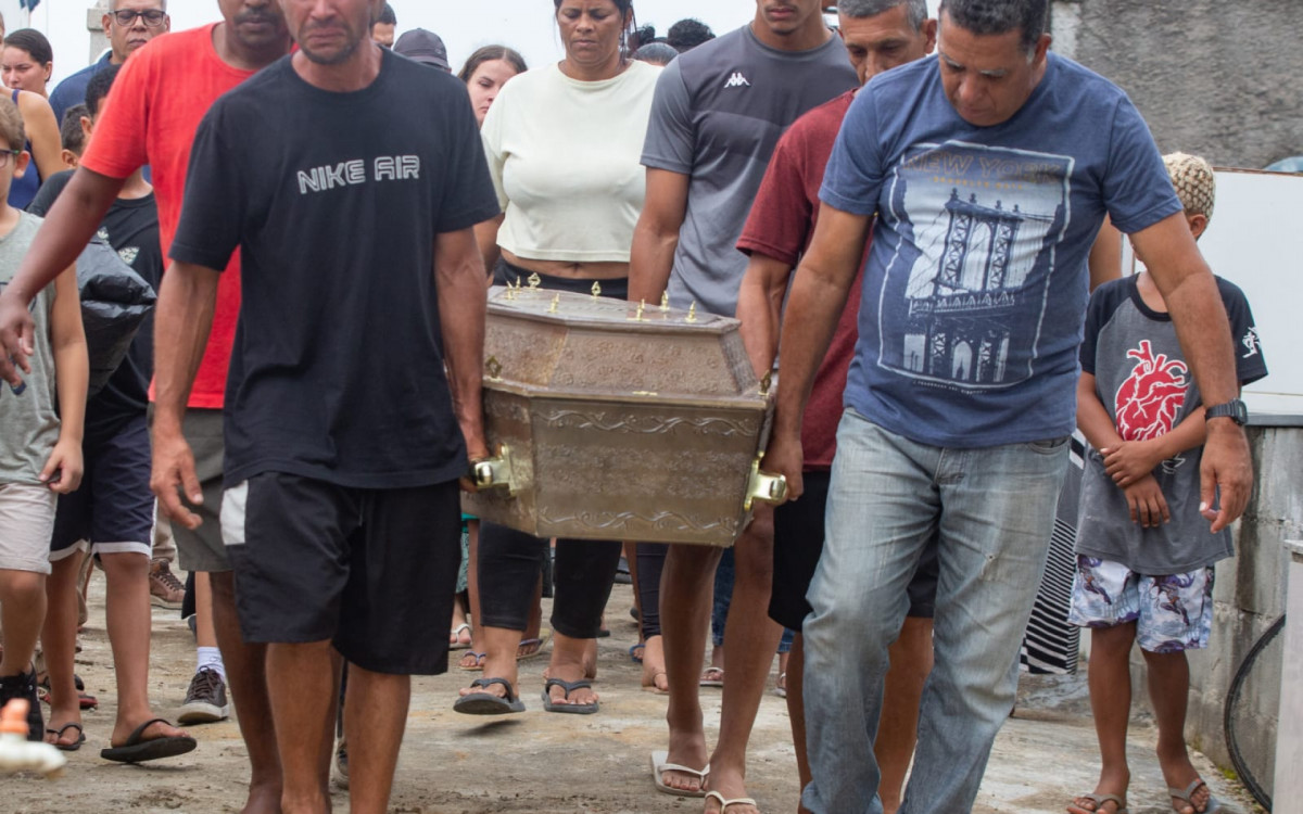Sepultamento de Gabriel de Jesus, 28 anos, reuniu familiares e amigos no Cemit&eacute;rio Suru&iacute;, em Mag&eacute;