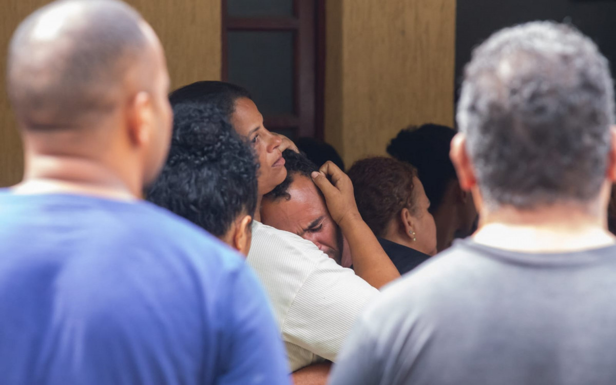 Sepultamento de Gabriel de Jesus, 28 anos, reuniu familiares e amigos no Cemit&eacute;rio Suru&iacute;, em Mag&eacute;