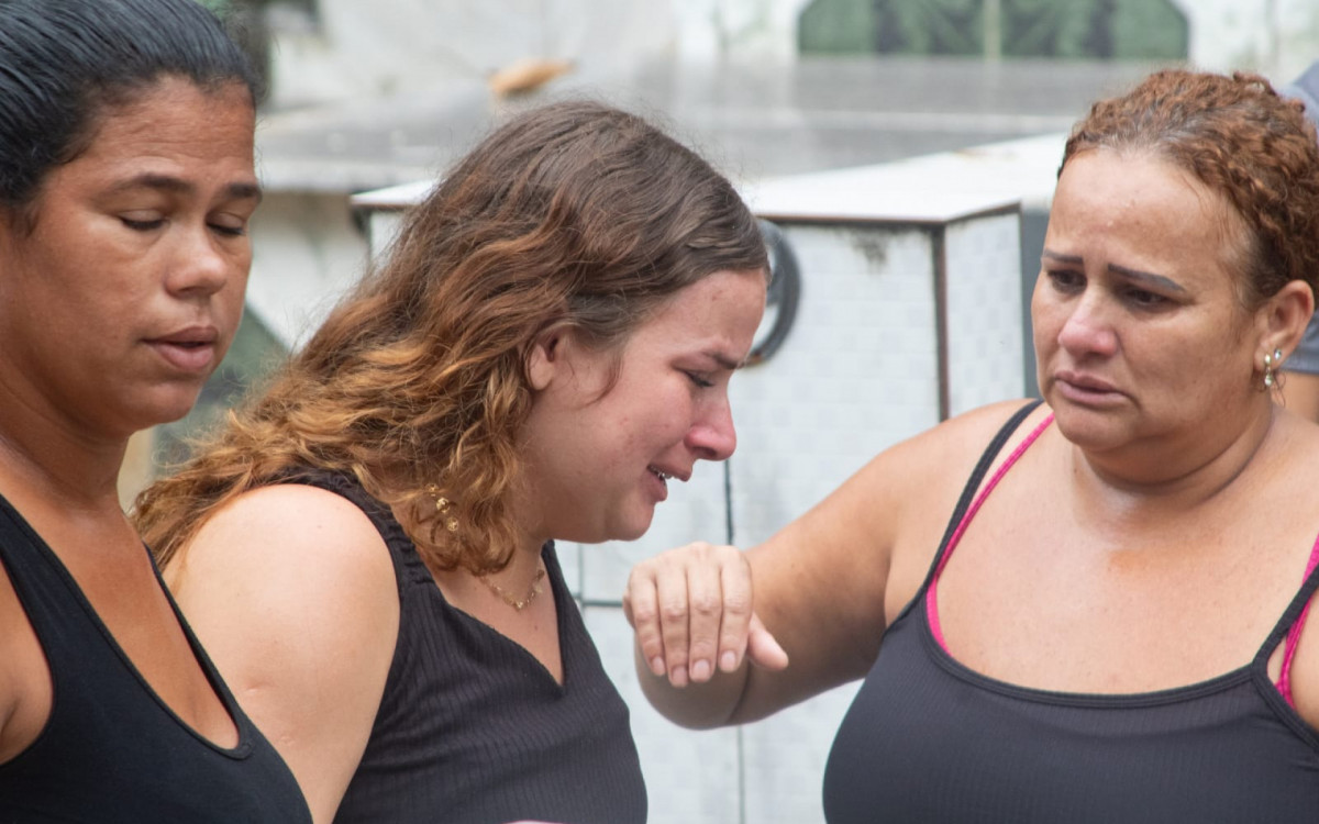 Vi&uacute;va de Gabriel ficou muito emocionada durante o sepultamento no Cemit&eacute;rio Suru&iacute;, em Mag&eacute;